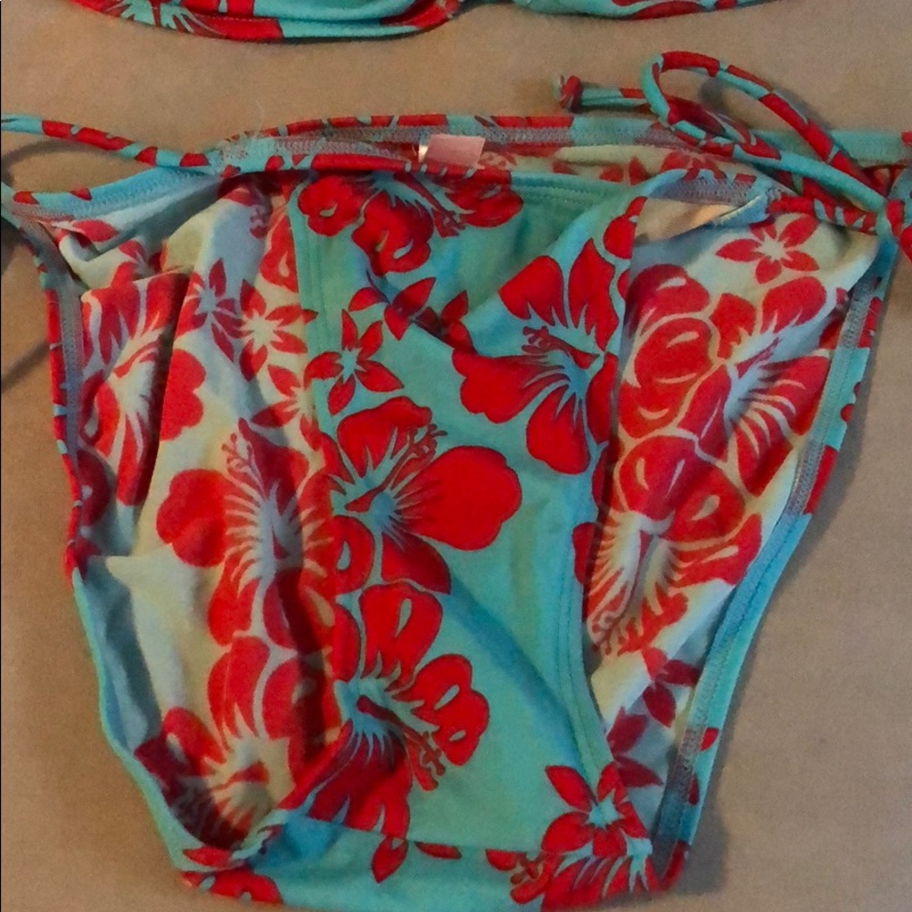 Bikini - Picture 3 of 6